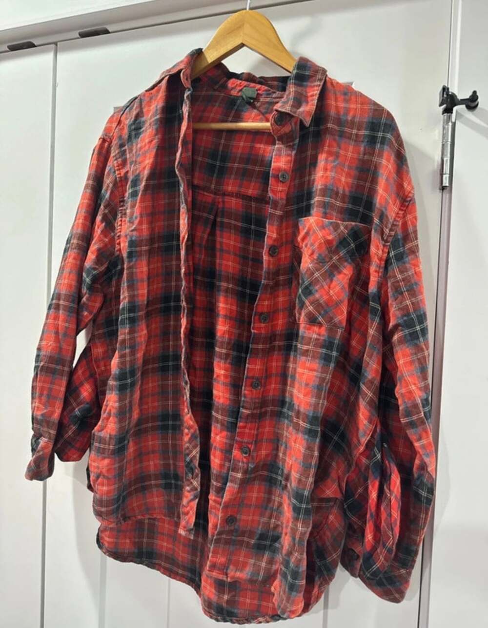 Wild Fable Plaid Button-Down Shirt Size Medium Red Black Long Sleeve